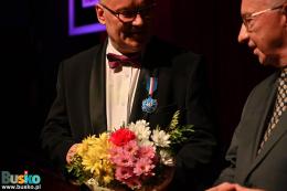 Medal Gloria Artis na piersi nagrodzonego 