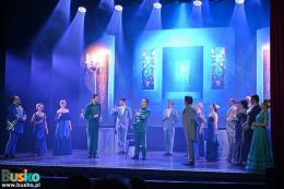 Scena z operetki Wesoła wdówka. Kilkanaścioro elegancko ubranych aktorów