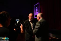 Moment wręczenia medalu Gloria Artis panu Jaroniowi