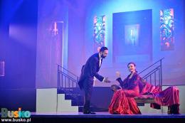 Romantyczna scena na schodach