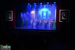 Widok na scenę BSCK. Kilka postaci, niebieskie tło