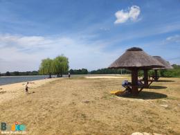 Na zdjęciu widoczny jest teren rekreacyjny przy kąpielisku Radzanów