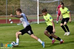 Zdjęcie przedstawia walkę o piłkę podczas meczu pomiędzy przeciwnymi drużynami