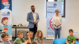 Burmistrz Michał Maroński podczas zajęć z programowania dla dzieci i młodzieży