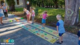 Dzieci uczestniczące w zabawach