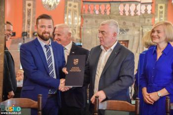 zdjęcie ilustruje podpisanie umowy pomiędzy Gminą Busko-Zdrój a Zarządem Województwa Świętokrzyskiego na dofinansowanie modernizacji drogi w miejscowości Widuchowa