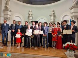 Zdjęcie przedstawia koncert laureatów Międzynarodowego Konkursu Pianistycznego w Busku-Zdroju