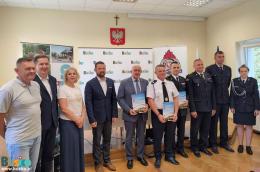 Zdjęcie przedstawia spotkanie podczas którego  podpisano porozumienie o włączeniu jednostki OSP w Widuchowej do Krajowego Sytemu Ratowniczo-Gaśniczego