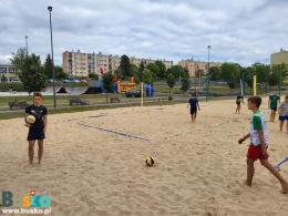 Na zdjęciu widoczni są zawodnicy podczas młodzieżowego turnieju w piłkę siatkową-plażową