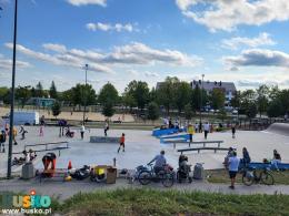 Zdjecie przedstawia warsztaty z nauki jazdy na rolkach 