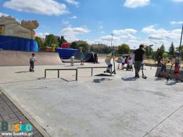 Zdjęcie przedstawia warsztaty z nauki jazdy na hulajnodze