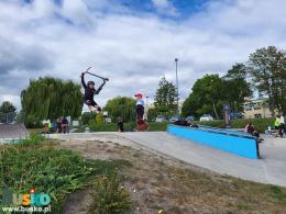 Zdjęcie przedstawia uczestnika warsztatów z hulajnogi w trakcie wykonywania trików