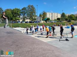 Na zdjęciu widoczni są uczestnicy warsztatów z hulajnogi podczas rozgrzewki 