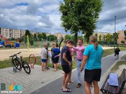 Na zdjęciu widoczni są zawodnicy podczas młodzieżowego turnieju w piłkę siatkową-plażową podczas dekoracji 