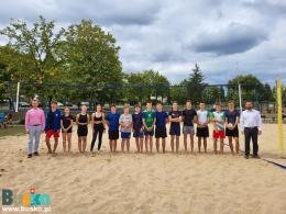Na zdjęciu widoczni są zawodnicy podczas młodzieżowego turnieju w piłkę siatkową-plażową podczas otwarcia turnieju wraz z Zastępcą Burmistrza i Dyrektorem BOSIR