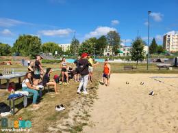 Na zdjęciu widoczni są uczestnicy turnieju towarzyskiego w piłkę siatkową-plażową 
