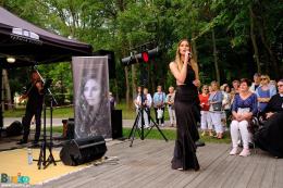 Izabela Szafrańska podczas koncertu w kompleksie #TężniaBusko