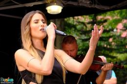 Izabela Szafrańska podczas koncertu w kompleksie #TężniaBusko