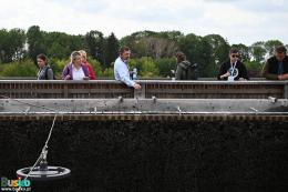 Uczestnicy wizyty studyjnej Europejskiego Parlamentu Wiejskiego w Tężni Solankowej wraz z Tomaszem Mierzwą, głównym specjalistą ds. inwestycji