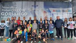 Uczestnicy Festiwalu Piłkarskiego Śladami Orłów Górskiego w Busku-Zdroju