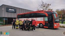 uczestnicy akcji kriodawstwa pozują do zdjęcia na tle domu zdrojowego i autobusu