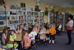 dzieci uczestniczące w spotkaniu poświęconemu komiksom