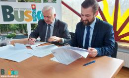 Burmistrz Waldemar Sikora oraz Wiceburmistrz Michał Maroński podpisują dokumenty