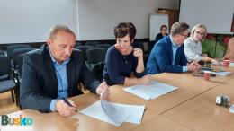 uczestnicy spotkania podpisuja dokumenty