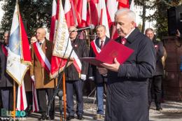Uczestnicy obchodów Święta Niepodległości w Busku-Zdroju. Przemawia Burmistrz Waldemar Sikora