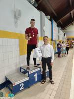 Zdjęcie przedstawia najlepszego zawodnika maratonu - Piotra Gołębiowskiego wraz z Dyrektorem BOSIR 