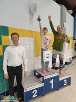 Zdjęcie przedstawia najmłodszą zawodniczkę i najstarszego zawodnika maratonu wraz z Dyrektorem BOSIR 