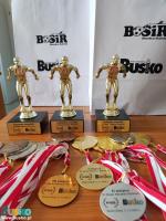 Na zdjęciu widoczne są statuetki oraz medale przygotowane dla zwycięzców maratonu