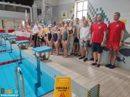 Na zdjęciu widoczni są wszyscy zawodnicy biorący udział w maratonie po odśpiewaniu hymnu 