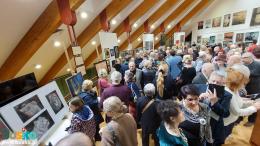 Uczestnicy wernisażu wystawy Przeglądu Plastyki Ponidzie 2022