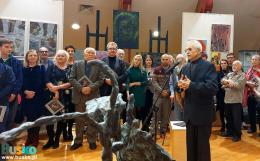 Uczestnicy wernisażu wystawy Przeglądu Plastyki Ponidzie 2022