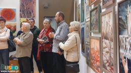 Uczestnicy wernisażu wystawy Przeglądu Plastyki Ponidzie 2022