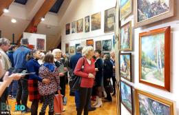 Uczestnicy wernisażu wystawy Przeglądu Plastyki Ponidzie 2022