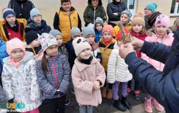 dzieci uczestniczące w wypuszczeniu ptaków