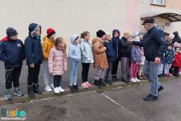 dzieci uczestniczące w wypuszczeniu ptaków