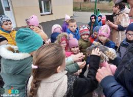dzieci uczestniczące w wypuszczeniu ptaków