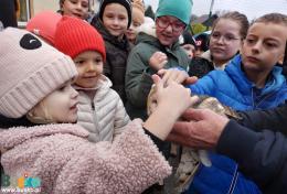 dzieci uczestniczące w wypuszczeniu ptaków