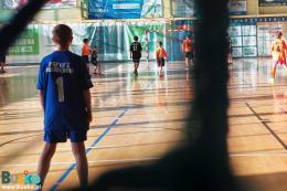 rozgrywki SKS uczniów w hali PMOS