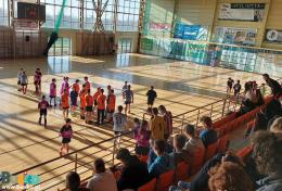 rozgrywki SKS uczniów w hali PMOS