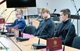 : zdjęcie przedstawia posiedzenie pierwszej sesji Młodzieżowej Rady Miasta i Gminy Busko-Zdrój.