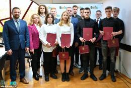 : zdjęcie przedstawia posiedzenie pierwszej sesji Młodzieżowej Rady Miasta i Gminy Busko-Zdrój.