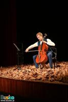 Koncert Z klasyka przez Polskę - na scenie wśród liści muzyk grający na wiolonczeli