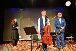 Koncert Z klasyka przez Polskę - na scenie wśród liści muzycy wraz z dyrektor BSCK Marią Wiśniewską