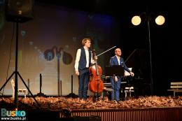 Koncert Z klasyka przez Polskę - na scenie wśród liści muzycy stoją przed publicznością