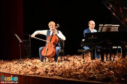 Koncert Z klasyka przez Polskę - na scenie wśród liści muzycy grający na wiolonczeli i fortepianie