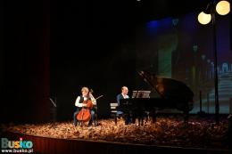 Koncert Z klasyka przez Polskę - na scenie wśród liści muzycy grający na wiolonczeli i fortepianie